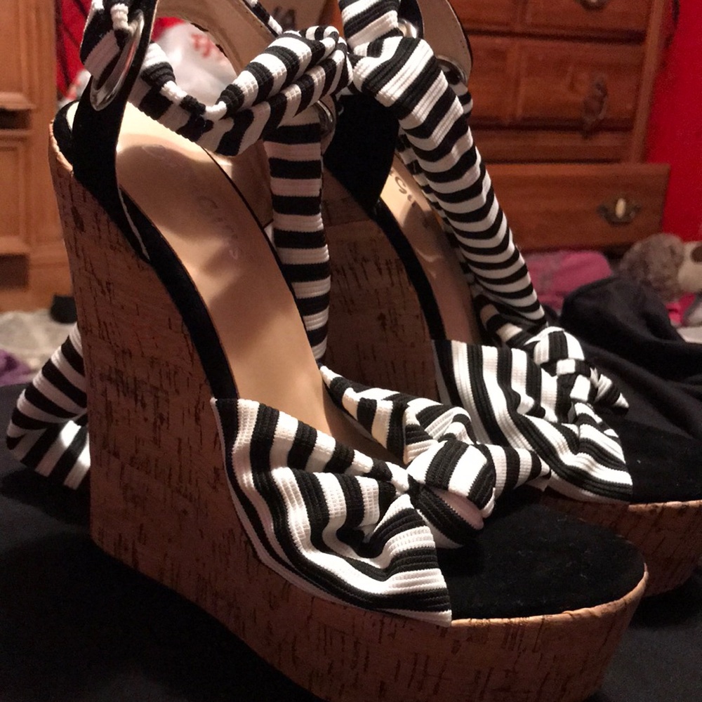 Im selling a pair of brand new heels, Didn’t fit.. size 7.